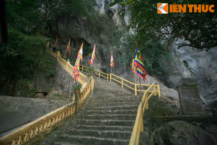 Nằm trên lưng chừng núi Đại Tượng, thuộc phường Chi Lăng, thành phố Lạng Sơn, tỉnh Lạng Sơn, động Chùa Tiên là một thắng cảnh nổi tiếng xứ Lạng.