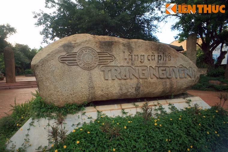 Nằm ở phía Tây Bắc TP Buôn Ma Thuột, tỉnh Đăk Lăk, làng cà phê Trung Nguyên là một địa điểm du lịch nổi tiếng với không gian văn hóa đặc sắc của Tây Nguyên.