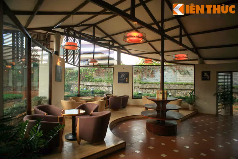 Bên khu nhà cổ còn có khu thưởng thức mang phong cách trẻ trung, hiện đại.