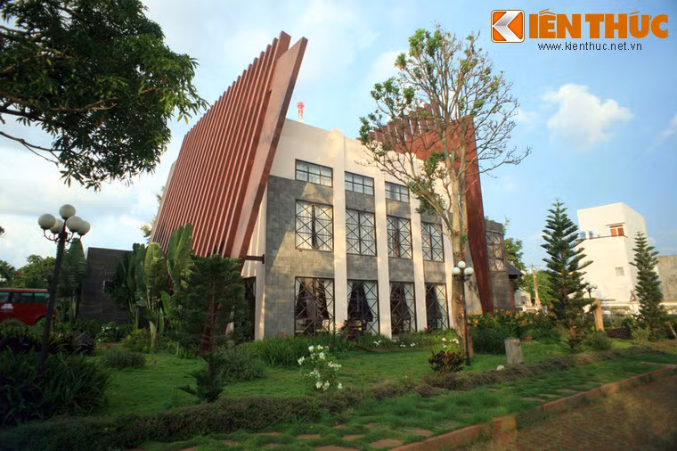 Làng cà phê Trung Nguyên là một địa điểm du khách không thể bỏ qua khi đến thăm phố núi Buôn Ma Thuột.