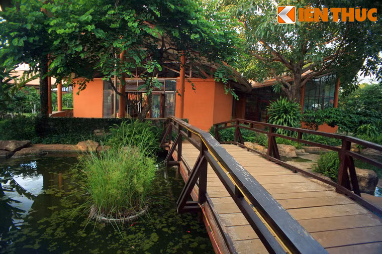 Với diện tích 20.000m2, ngôi làng cà phê này là nơi thưởng thức cà phê trong không gian khác nhau với những nét đặc trưng độc đáo riêng biệt của vùng đất đại ngàn, từ văn hóa đến vẻ đẹp của tự nhiên được thổi vào phong cách thiết kế, chất liệu, bài trí.