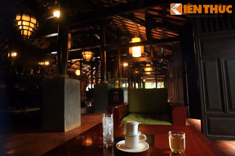 Những tách cà phê nguyên chất hòa quyện với hương thơm của các loài hoa lan tỏa trong vườn sẽ đem lại cho du khách cảm giác khó quên.