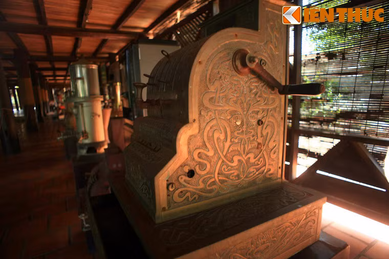 Bảo tàng trưng bày hơn 500 hiện vật từ đơn sơ đến cầu kỳ, phức tạp thể hiện văn hóa thưởng thức cà phê phong phú của nhiều quốc gia.