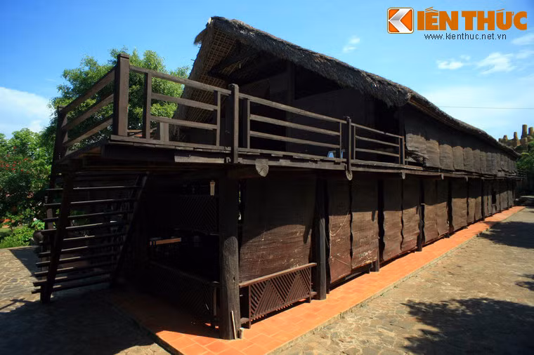 Trong làng cà phê còn có một khu bảo tàng cà phê được xây dựng theo kiểu nhà dài của người Ê Đê, được làm hoàn toàn bằng gỗ. Đây là nơi giúp du khách tận mắt chứng kiến những hiện vật liên quan đến chế biến cà phê trên thế giới.