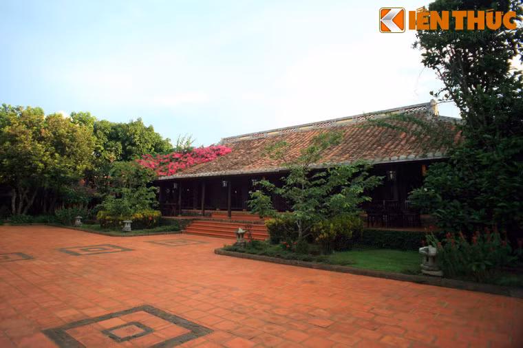 Điểm hấp dẫn nhất ở nơi đây là khu thưởng thức, với ba gian nhà theo phong cách những ngôi nhà rường cổ ở Huế được bao quanh bởi những vườn cây xanh tốt.