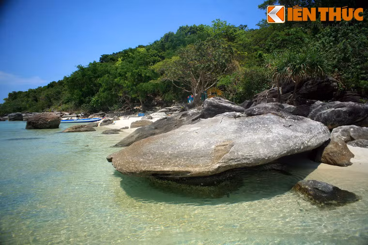 Bãi Giếng Tiên là một bãi biển cô lập nằm cách Bãi Khem qua một bãi ghềnh đá dài và hiểm trở. Du khách chỉ có thể tới đây bằng thuyền, leo ghềnh hoặc đi bộ xuyên rừng. Không chỉ là nơi có di tích Giếng Tiên nổi tiếng, đây cũng là một bãi tắm hấp dẫn với cảnh quan thiên nhiên hầu như chưa bị con người tác động.