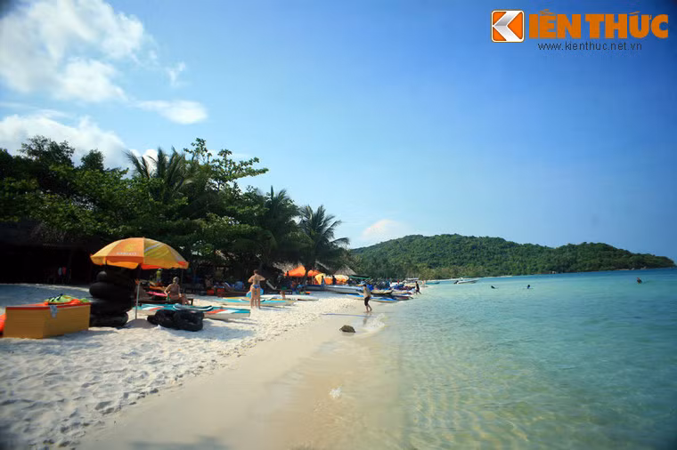 Thuộc thị trấn An Thới, bãi Sao có bờ biển rộng, sạch đẹp, nước biển trong và có nhiều rạn san hô quý. Bãi tắm này đã được tạp chí Rough Guide của Anh bình chọn là một trong 20 bãi biển đẹp nhất thế giới.