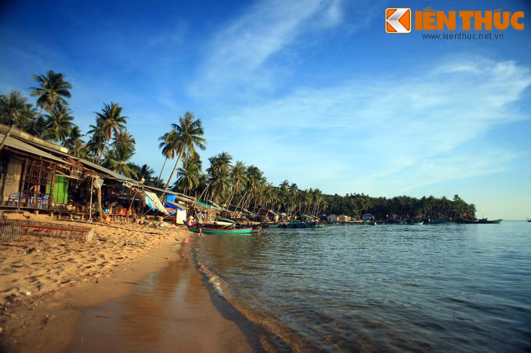 Trên các đảo nhỏ thuộc quần đảo An Thới ở phía Nam đảo Phú Quốc cũng có nhiều bãi biển đẹp những ít người biết đến. Trong ảnh là bãi biển ở đảo Hòn Thơm, điểm dân cư lớn nhất ở quần đảo này.