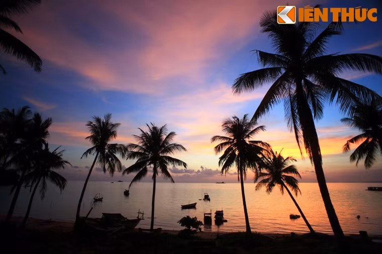 Nổi tiếng không kém Bãi Sao là Bãi Dài nằm ở phía Tây Bắc của đảo, có chiều dài lên tới 15km, kéo dài từ Cửa Cạn đến Gành Dầu. Bãi biển này đã được các chuyên gia du lịch quốc tế đánh giá là một trong 13 bãi biển hoang sơ và đẹp nhất thế giới.