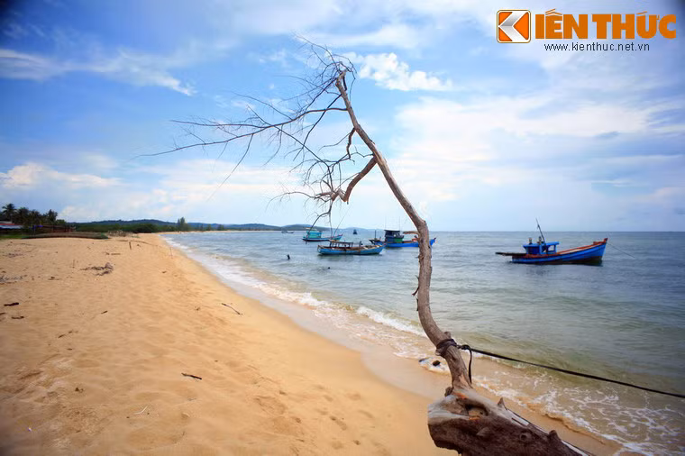 Bãi Cửa Cạn (xã Cửa Cạn) là một bãi biển nằm tại khu vực sông Cửa Cạn đổ ra biển. Bãi biển này có chiều dài khoảng 3km, còn khá hoang sơ.