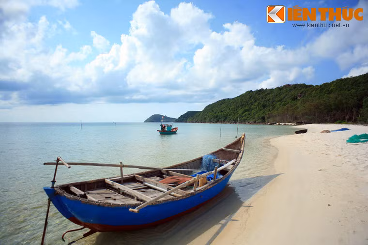 Nằm ở phía Nam Đảo Phú Quốc, cách trung tâm thị trấn Dương Đông khoảng 25km, Bãi Khem không thường xuyên hiện diện trong các tour du lịch Phú Quốc do đường giao thông và cơ sở hạ tầng ở nơi đây còn chưa hoàn thiện. Tuy nhiên, chính điều đó đã đem lại vẻ tĩnh lặng tuyệt vời cho bãi biển này.