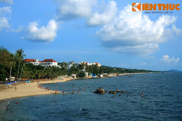 Bãi biển Dương Đông (thị trấn Dương Đông) là một phần của Bãi Trường. Do nằm ở vị trí trung tâm của hòn đảo, đây là bãi biển thu hút nhiều du khách nhất Phú Quốc.