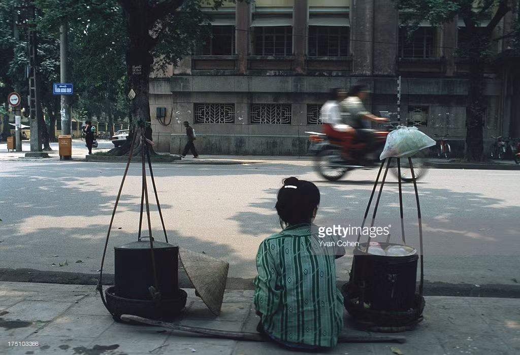 Gánh hàng rong bên hè phố Trần Hưng Đạo.