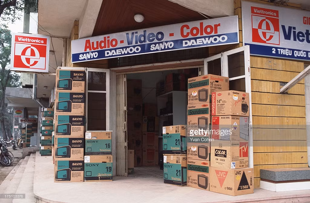 Một cửa hàng bán đồ điện tử trên phố Triệu Quốc Đạt.