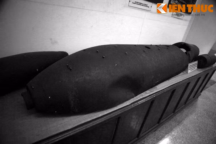 Bom 500kg do máy bay Mỹ thả xuống làng Tư Cung sau vụ thảm sát để phi tang bằng chứng tội ác.