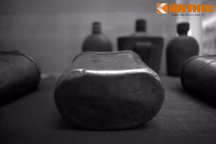 Ca inox và bình đựng nước của lính Mỹ bỏ lại sau vụ thảm sát Sơn Mỹ.