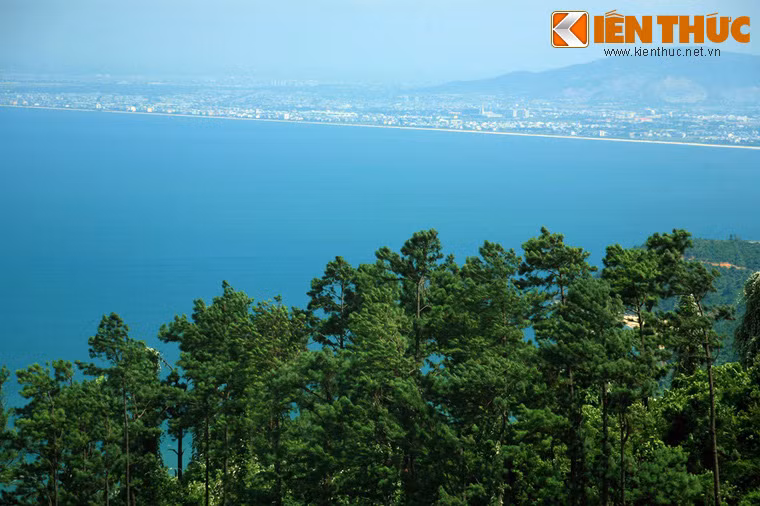 Người ta thường hí hửng đã nắng, đã nắng… Người miền Trung thường nói giọng nặng hơn “đã” nghe giống “đà”, “nắng” nghe giống “nẵng”. Lâu dần người ta gọi đà nẵng cho dễ đọc và vùng đất bên dòng sông Hàn đã mang tên gọi Đà Nẵng từ đó. Ảnh: Từ đèo Hải Vân nhìn về Đà Nẵng.