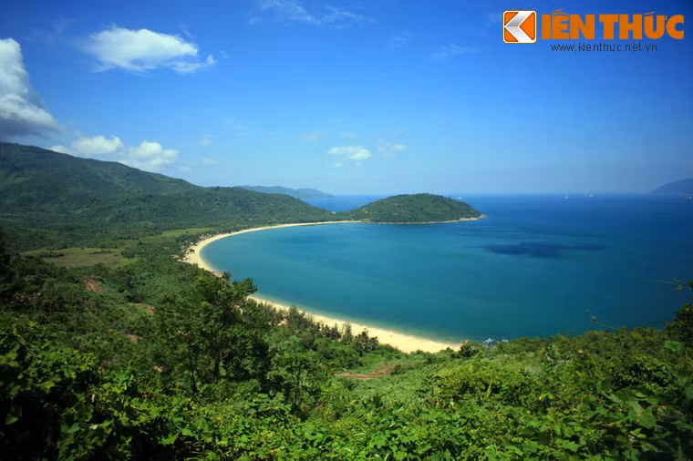 Còn một cách giải thích lý thú dựa trên thời tiết. Theo đó, Đà Nẵng và Huế được ngăn cách bởi đèo Hải Vân. Một bên đèo là Huế khi vào mùa thường mưa tầm tã không ngớt. Nhưng chỉ cần băng qua đèo thì trời quang mây tạnh, nắng chan hòa. Ảnh: Cảnh đèo Hải Vân ở địa phận Đà Nẵng.