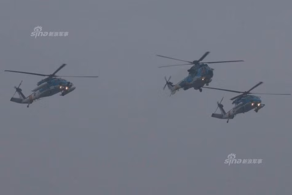 Bất chấp trời mưa to, không quân Đài Loan vẫn tiến hành duyệt binh trong điều kiện thời tiết mà đáng nhẽ ra họ không nên bay. Ảnh: Biên đội hỗn hợp trực thăng S-70C và EC225.