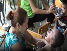 Ngoài việc thừa nhận đánh bé N.T.H., Đông Phương còn thừa nhận hai lần lắc đầu, dùng chân kẹp bé T.T.L. (10 tháng tuổi), ngửa người bé để cho ăn.