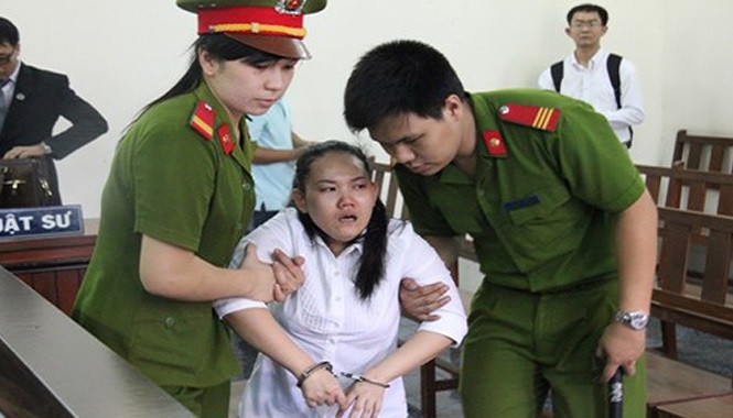 Nhờ chính là hung thủ giết chết cháu Đỗ Nhất Long (19 tháng tuổi), con của vợ chồng chị Võ Thị Huyền (24 tuổi, quê Nghệ An) và anh Đỗ Trọng Đức (27 tuổi, quê Bình Định).Vợ chồng chị Huyền hàng ngày đi làm, thấy Nhờ nhận trông giữ trẻ tại nhà nên chị Huyền đã mang con trai mình cho Nhờ trông giữ với tiền công 1,5 triệu đồng/tháng.