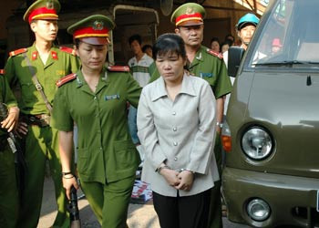 Người phụ nữ này liên tục túm tóc, giật ngửa các bé ra sau để đút cơm, bé nào ăn chậm sẽ bị bà ta chửi rủa, lấy thước kẻ đánh không thương tiếc.