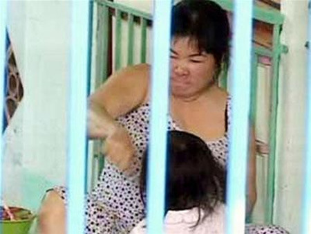  8. Bảo mẫu Quảng Thị Kim Hoa: Tối 15/1/2008, VTV phát sóng một đoạn phóng sự do Đài truyền hình Đồng Nai thực hiện gây sốc và phẫn nộ cho hàng triệu người xem. Đó là cảnh chủ một cơ sở giữ trẻ ở Đồng Nai đánh đập dã man các cháu nhỏ còn ở lứa tuổi đi nhà trẻ và mẫu giáo.