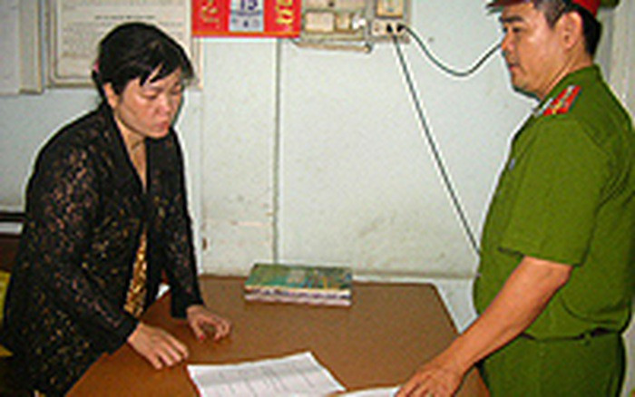 Ngày 16/1, tại trụ sở Công an phường Quyết Thắng, thành phố Biên Hòa, Đồng Nai, cơ quan điều tra Công an thành phố Biên Hòa đã bắt khẩn cấp bà Quảng Thị Kim Hoa (sinh năm 1968, thường trú tại 1/2, đường Võ Thị Sáu, khu phố 3, phường Quyết Thắng, thành phố Biên Hòa), chủ cơ sở giữ trẻ tư nhân tại địa chỉ trên về hành vi “hành hạ người khác” theo khoản 1, điều 110 Bộ luật Hình sự.