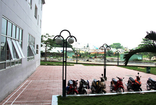 Về phía giáo viên có hành vi này, cô cho biết đó chỉ là “giỡn”, với các cháu bé, nhất là khi gặp tình huống bé nào không chịu ăn, ăn chậm. Sau khi cơ quan chức năng vào cuộc, cơ sở này đã chủ động xin giải thể.