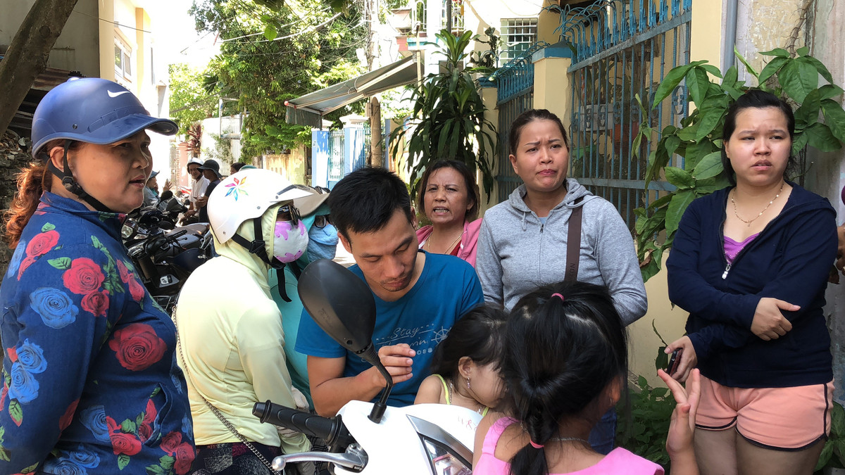 Đến trưa cùng ngày, lực lượng chức năng đã có mặt để tiến hàng kiểm tra cơ sở mầm non Nhóm trẻ độc lập Mẹ Mười. Công an cũng đã đưa giáo viên liên quan đến sự việc về cơ quan công an phục vụ điều tra.