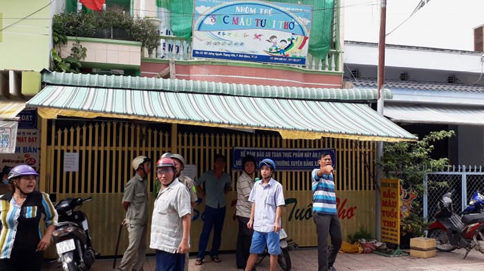  5. Bảo mẫu đánh trẻ tàn nhẫn ở An Giang: Ngày 25/8/2018, sau khi 5 đoạn clip được cho quay tại nhóm trẻ Sắc Màu Tuổi Thơ, phường Bình Khánh, TP. Long Xuyên, tỉnh An Giang được đăng tải trên mạng xã hội gây bức xúc, nhiều phụ huynh có con em gửi tại nhóm trẻ đã kéo đến phản đối, tuy nhiên chủ nhóm trẻ đã treo bảng ngưng hoạt động.