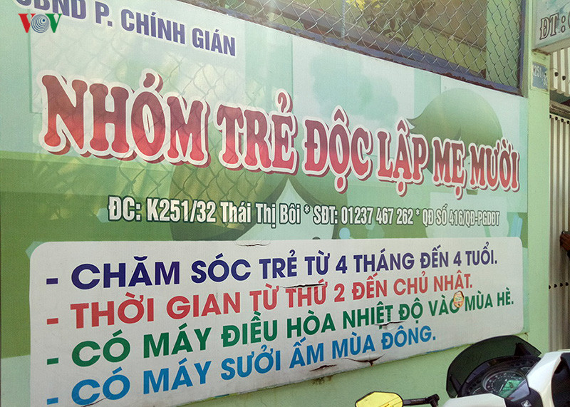  4. Bạo hành trẻ ở Nhóm trẻ mẹ Mười: Sáng 21/5/2018, trên mạng xã hội xuất hiện clip và hình ảnh ghi lại cảnh hành hạ trẻ tại Nhóm trẻ độc lập mẹ Mười, số nhà 251/32, đường Thái Thị Bôi, quận Thanh Khê, Đà Nẵng. 2 người phụ nữ, một người mặc đầm trắng kẻ đen và một người khác mặc áo màu đỏ dài tay, bắt 2 bé trai cởi trần nằm ngửa dưới sàn nhà, liên tục trút thức ăn vào miệng.