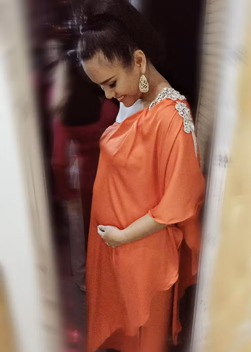 Trong thời gian mang bầu, Phương Vy vẫn thường xuyên xuất hiện tại các sự kiện âm nhạc.