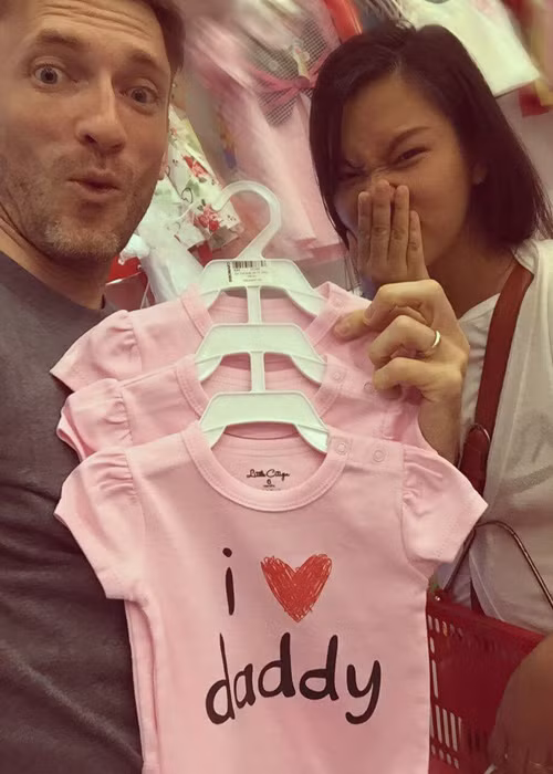 Ông xã Phương Vy cũng giúp vợ lựa chọn quần áo dành cho đứa con sắp chào đời.