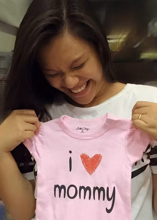 Nữ ca sĩ hạnh phúc đi mua sắm đồ sơ sinh cho thiên thần nhỏ của mình.