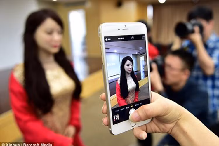 Chen Xiaoping cho biết nhóm của anh chưa quyết định có sản xuất đại trà cô “Robot nữ thần” này hay không.