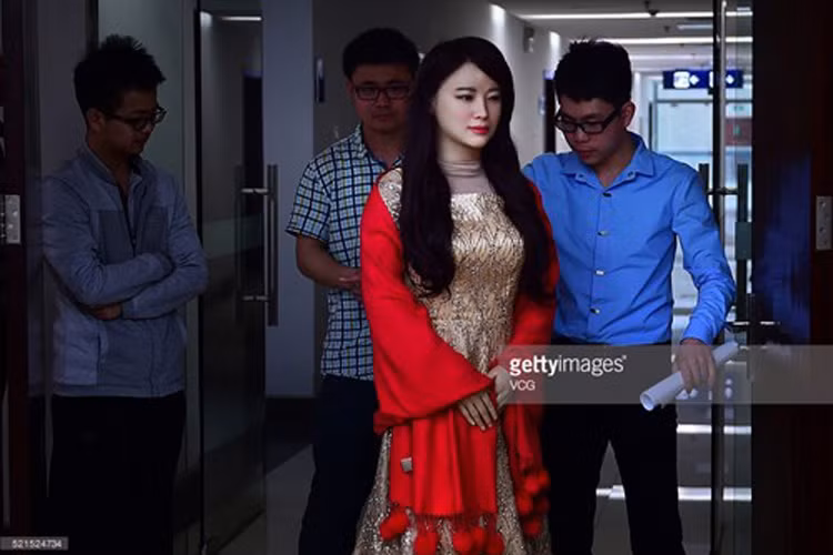 Jia Jia được coi là “cô” robot giống thật nhất từ trước đến nay với khả năng nói, thay đổi biểu cảm khuôn mặt và chuyển động các bộ phận trên cơ thể.