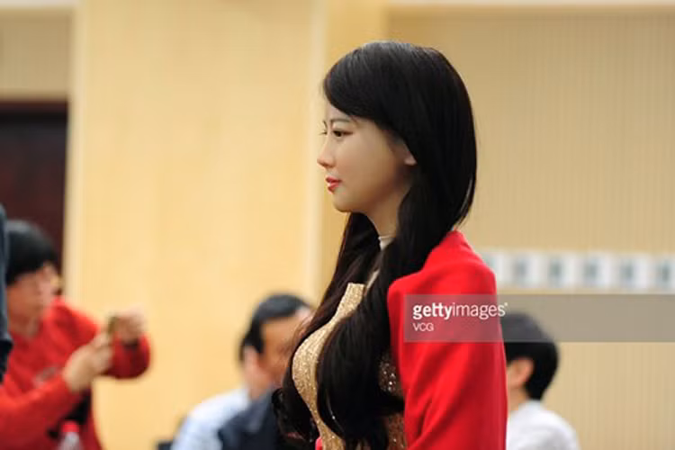 Khi Chen nói: “Xin chào”, Jia Jia lập tức đáp lại: “Vâng thưa chúa tể của tôi, tôi có thể làm gì cho ngài?”