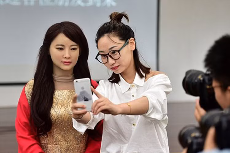 “Đừng đứng quá gần tôi khi chụp ảnh. Nó sẽ làm mặt tôi trông béo”, Jia Jia nói.