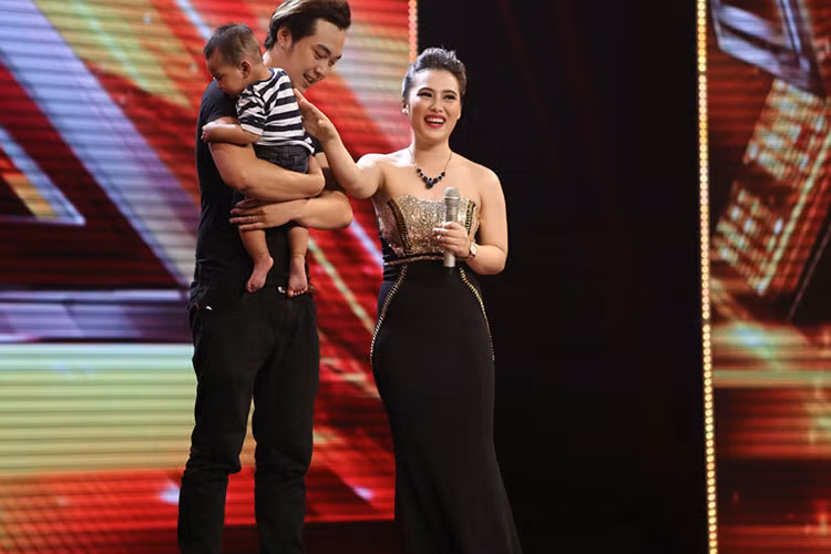 Cũng gây ấn tượng trong tập cuối vòng Hội ngộ là thí sinh Trần Thị Phương Nga. “Bà mẹ một con” đã mang đến những phút giây da diết với “Mong anh về”. Đặc biệt, sau phần trình diễn, Phương Nga được cả chồng và con lên sân khấu để ủng hộ tinh thần. 