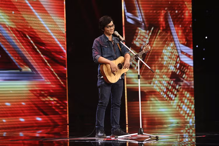 Thí sinh Trần Duy Khang (23 tuổi, TP HCM) đang là giáo viên dạy Anh Văn nhưng lại có đam mê ca hát cháy bỏng. Sở hữu chất giọng lạ cùng phong cách đáng yêu, Duy Khang gây ấn tượng khi hát ca khúc “Stand by me” cùng cây đàn guitar. 