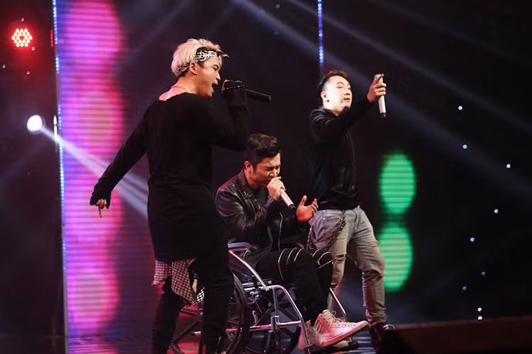 Nhóm FOE thể hiện một sáng tác của chính họ mang tên “Muốn” với phong cách đậm chất hip hop và phần rap chất lừ. Đặc biệt, thành viên Yanbi- tác giả của bản hit “Thu cuối” dù phải ngồi xe lăn do bị gãy xương đùi nhưng vẫn thể hiện “cực sung”. 