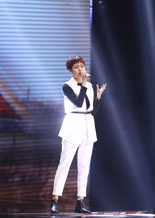 Ngoài Minh Thư, ở hạng mục đơn, thí sinh Hồ Thị Hiền cũng đã thuyết phục được cả bốn vị giám khảo. Cô gái đến từ Buôn Mê Thuột đã thể hiện ca khúc “Hoang dại”. Ca sĩ Tùng Dương nhận xét, Hồ Thị Hiền đã làm tốt được ở những nốt cao. 