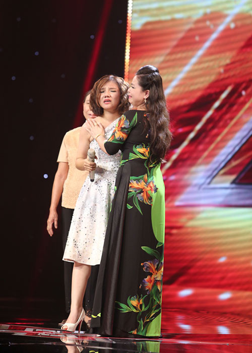 Cuộc gặp gỡ này đã tiếp thêm sức mạnh cho thí sinh tài không đợi tuổi này có thêm động lực cho niềm đam mê ca hát. Ngoài ra, trên sân khấu, Minh Thư và mẹ còn song ca một đoạn trong nhạc phẩm “Áo mới Cà Mau”. 