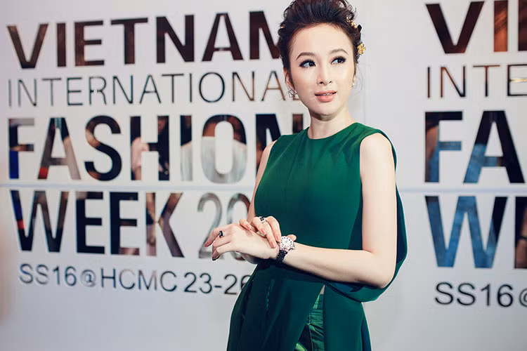 Theo đó, Angela Phương Trinh đeo nhẫn hơn 1 tỷ đến sự kiện. Người đẹp đã chọn chiếc nhẫn Bvlgari đính ngọc ruby xanh này cùng giày Louboutin, đồng hồ Fendi trị giá 100 triệu đồng. 