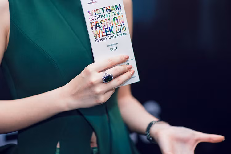 Loạt phụ kiện tinh tế, sang trọng khiến “bà mẹ nhí” gây ấn tượng trên thảm đỏ của show diễn trang. 