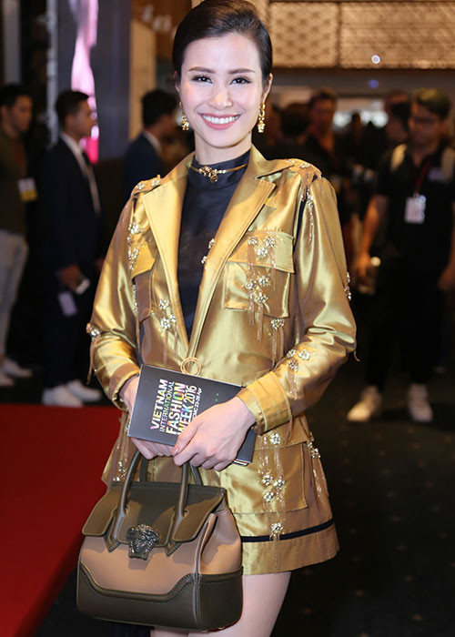 Đến xem show diễn thời trang, Đông Nhi gây chú ý trong trang phục của NTK Lê Thanh Hòa. 