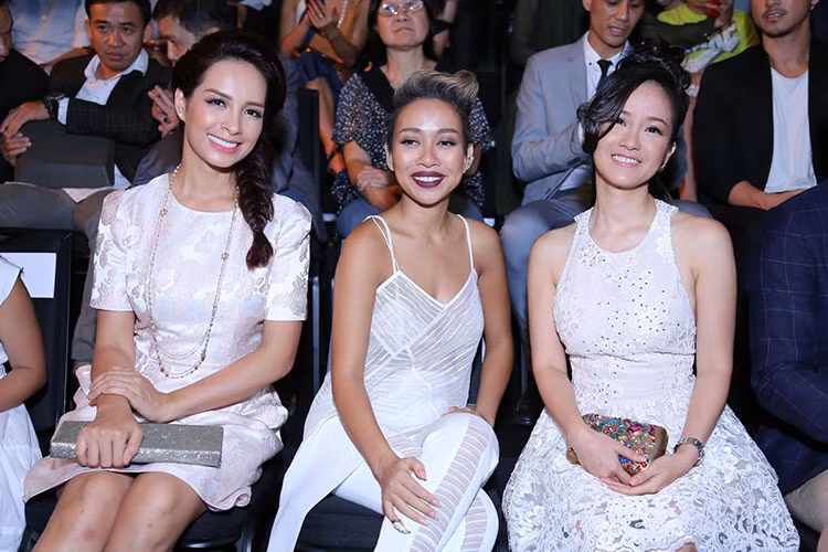 Đến xem buổi biểu diễn thời trang, cựu người mẫu Thúy Hạnh, ca sĩ Thảo Trang và diva Hồng Nhung (từ trái qua phải) cùng diện trang phục tông màu trắng.