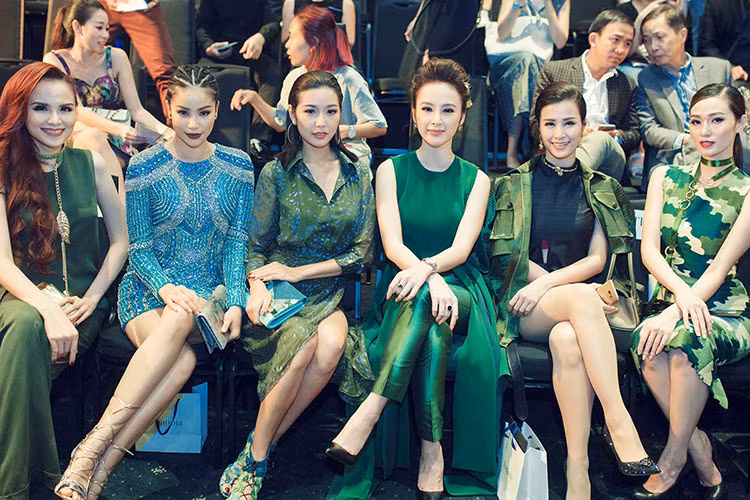 Trên hàng ghế đầu tiên, Angela Phương Trinh đọ sắc cùng loạt mỹ nhân Việt: Diễm Hương, Phạm Hương, Thúy Vân, Đông Nhi và Khánh My (từ trái qua phải). 