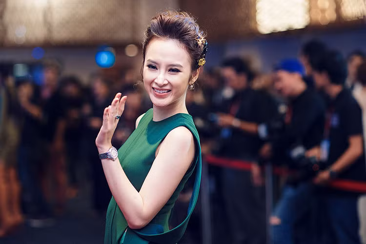  Angela Phương Trinh còn là một trong những sao Việt được săn đón nhiệt tình nhất trên thảm đỏ vào tối qua. 